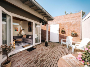 Rosa's Cottage, garden and free parking